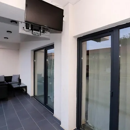 Amos Apartmán